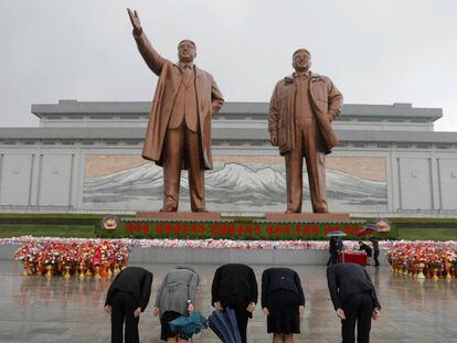 Ciudadanos norcoreanos rinden honores ante las estatuas de Kim Il Sung y Kim Jong Il, este viernes en Pyongyang.