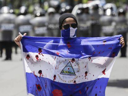Un manifestante muestra una bandera ensangrentada durante una protesta en septiembre en Managua.