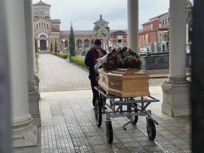 Un sacerdote oficia un responso por una víctima del virus en la ciudad italiana de Brescello.
