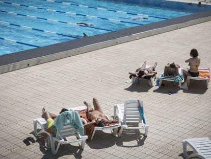 Mujeres haciendo toples en una piscina de Barcelona.