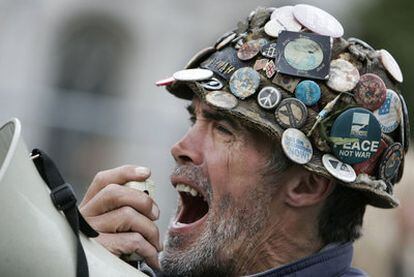 Brian Haw, en octubre de 2007, durante una de sus protestas frente al Parlamento británico.