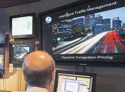 En un laboratorio de IBM en Hawthorne, Nueva York, un sistema de gestión de tráfico similar a los de Estocolmo, Ámsterdam y Singapur.