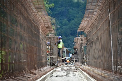 Obras en la autopista de Oaxaca al istmo de Tehuatepec, uno de los proyectos con los que se busca desarrollar la zona.