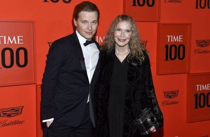 Ronan Farrow, con su madre la actriz Mia Farrow en la gala de la revista Time celebrada en abril de 2019 en Nueva York.