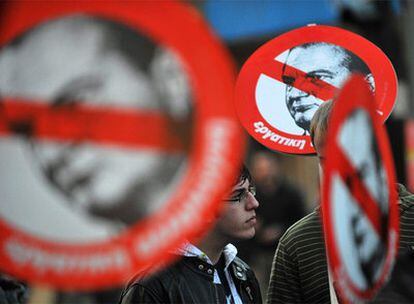 Manifestantes enarbolan en Atenas pancartas contra Karamanlis.