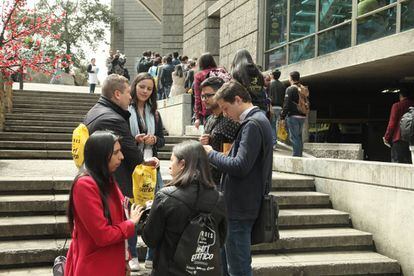 Intercambio de ideas en el recinto de la Universidad Javeriana.