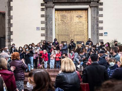 Concentración en Sagunto para protestar contra la decisión de la Cofradía de La Sangre, con 500 años de historia, de impedir la entrada de las mujeres por una cuestión de tradición.