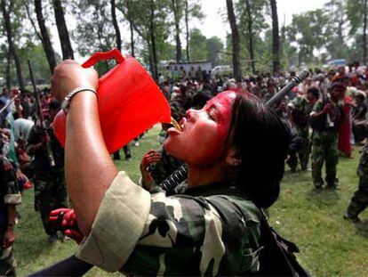 Una guerrillera maoísta bebe agua en Butwal, a 230 kilómetros de Katmandú.
