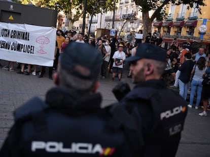 Policías controlan la manifestación contra la Cumbre de la OTAN celebrada el pasado miércoles en la plaza de Tirso de Molina, en Madrid.