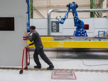 Un empleado prepara un robot en una fábrica del grupo Volvo en Garchizy, Francia.