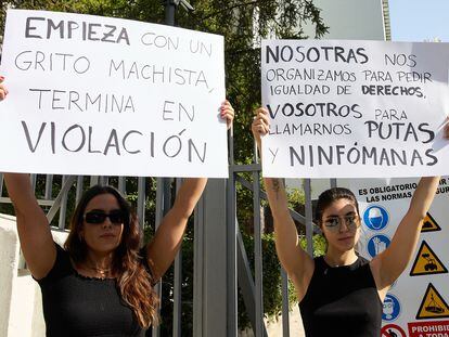Dos alumnas del colegio mayor Santa Mónica protestan contra los insultos recibidos por parte de estudiantes del Elías Ahuja, el jueves en Madrid.
