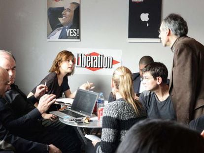 Periodistes de 'Charlie Hebdo' i 'Libération', a l'oficina que el rotatiu ha disposat per als supervivents del setmanari satíric.