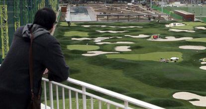 El campo de golf desde un dep&oacute;sito del Canal de Isabel II.