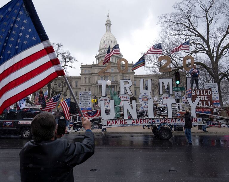 Manifestantes apoyan al presidente Donald Trump frente al Capitolio de Michigan el pasado 15 de abril.
