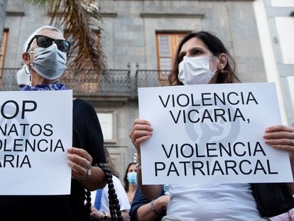 Participantes en una concentración feminista en la Plaza de la Candelaria en repulsa por "todos los feminicidios" en Santa Cruz de Tenerife.