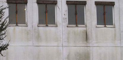 Ventanas apuntalas y humedades en el hospital Meixoeiro de Vigo