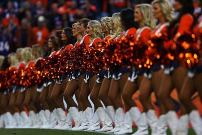 Las animadoras de Denver Broncos, durante un partido contra Oakland Raiders.