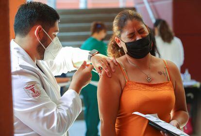 Una mujer recibe la vacuna contra la covid en Tijuana.