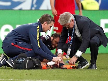 Dani Alves recibe asistencia médica en la final de la Copa de Francia.