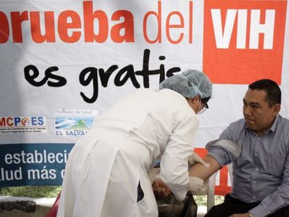 Un hombre se hace la prueba del VIH en San Salvador.
