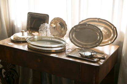 A corner of one of the floors where open days are organized, with silver trays.