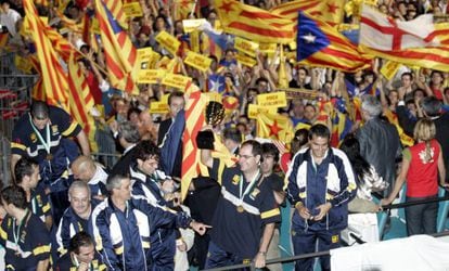 Celebración de la selección catalana de hockey sobre patines tras ganar en octubre de 2004 en Macao el Mundial B de la especialidad.