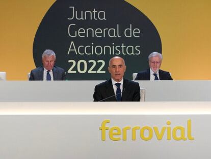 Rafael del Pino (a la derecha, en primera fila), en la junta de accionistas de Ferrovial de 2022.