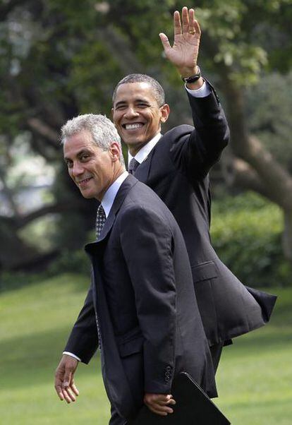 El presidente de EE UU, Barack Obama, junto con el jefe de Gabinete de la Casa Blanca, Rahm Emanuel, cuyo relevo podría anunciarse mañana. La imagen fue obtenida el 4 de agosto de 2010.