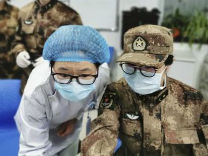 Las autoridades chinas ofrecen una cifra de infectados que ha crecido el 60% en solo 24 horas
