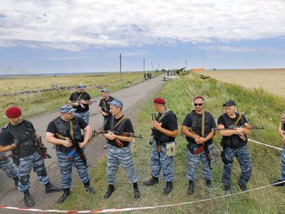 Soldados rebeldes bloquean el acceso al lugar del este de Ucrania donde cay&oacute; el Boeing 777 de Malaysia Airlines