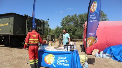 Un puesto de la ONG World Central Kitchen, en la comarca de Tábara (Zamora), que el chef asturiano José Andrés ha enviado al incendio de Losacio (Zamora) para asegurarse de que los que luchan contra el fuego tengan comida caliente y de calidad.