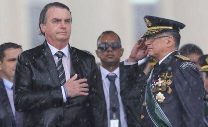 Bolsonaro y el comandante del Ejército brasileño Edson Pujol, en una ceremonia en Brasilia.