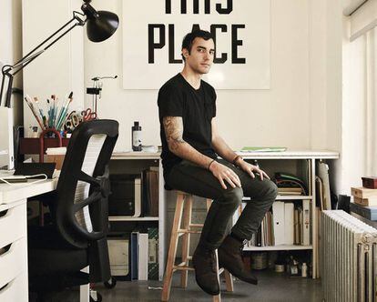 El diseñador Pablo Delcán, en su estudio de Nueva York.