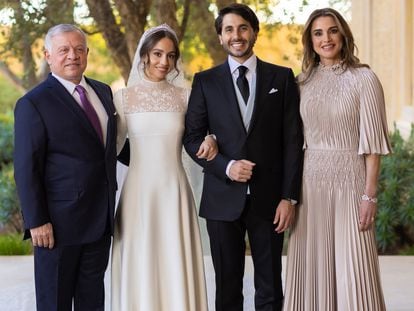 Los reyes Abdalah y Rania de Jordania, con su hija la princesa Iman y su marido Jameel Alexander Thermiotis,.
