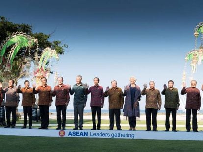 Los líderes del sudeste asiático con los máximos responsables del FMI, Christine Lagarde, de la ONU, António Guterres, y del Banco Mundial, Jim Yong Kim, el jueves en Nusa Dua, en la isla de Bali (Indonesia).