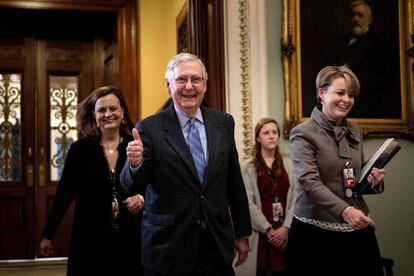 El líder de la mayoría republicana en el Senado, Mitch McConnell, sale el viernes de la sesión del juicio a Trump.