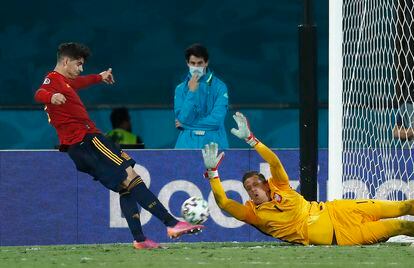 Morata remata ante el portero polaco, Szczesny.