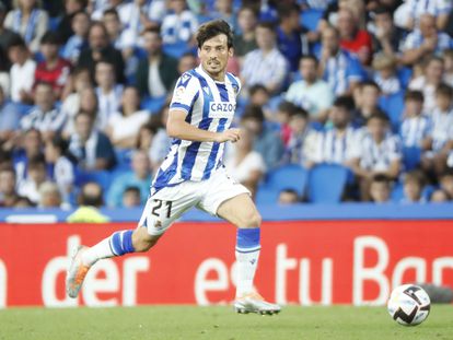 El centrocampista de la Real Sociedad, David Silva, durante un encuentro frente al Espanyol en el estadio de Anoeta, en San Sebastián.