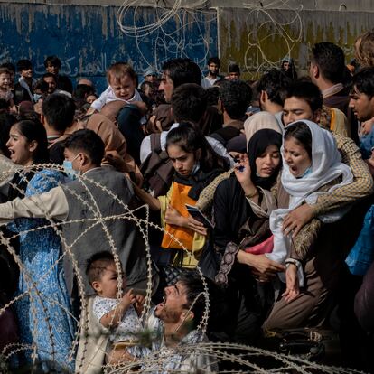 20 agosto 2021 - Ciudadanos afganos se agolpan en los alrededores del aeropuerto internacional de Kabul, convertido en una ratonera, en un intento desesperado de salir de Afganistán. Miles de personas desesperadas por dejar el país se agolpan en las puertas del aeródromo, que controlan los soldados estadounidenses