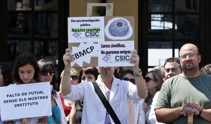 Aspecto de una protesta contra los recortes en ciencia en la Estaci&oacute;n del Norte de Valencia. 