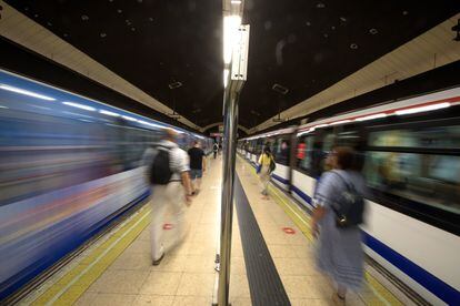 Varios pasajeros caminan por un andén del Metro de Madrid, este 2022.