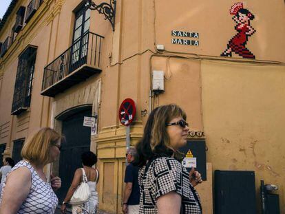 Mosaico de Invader colocado en el Palacio Episcopal de Málaga. 