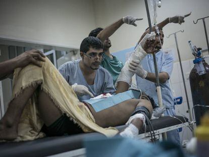 Un enfermero atiende a un paciente en el hospital de Al-Thawra, en Ibb (Yemen).