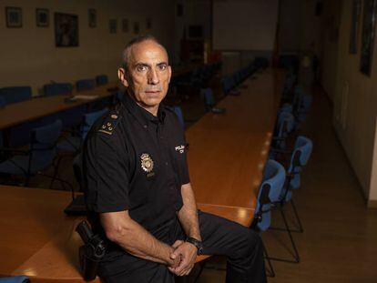 Gabriel, jefe de estafas de la policía de Madrid, retratado en el complejo policial de Federico Rubio y Gali.