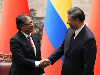 Gustavo Petro saluda a Xi Jinping durante su visita de Estado a China, en Pekín, el pasado 25 de octubre.