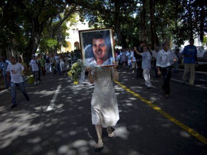 Una monja muestra un retrato de Pay&aacute; en el cortejo f&uacute;nebre este martes en Cuba.