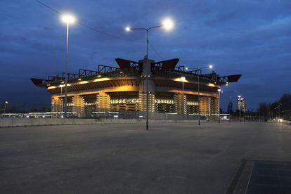 Los alrededores del estadio de San Siro en Milán (Italia), desiertos durante el partido a puerta cerrada de la Europa League entre el Inter y el Ludogorets. Fotografía tomada el 28 de febrero.