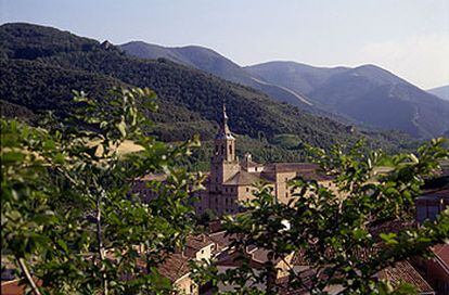 Bosques y viñedos de La Rioja Alta rodean la Hostería del Monasterio de San Millán.
