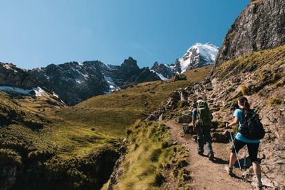 Senderistas en el valle de Lares, al norte de Cuzco, en los Andes peruanos.