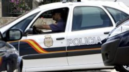En la imagen, un coche de la Policía Nacional. EFE/Archivo